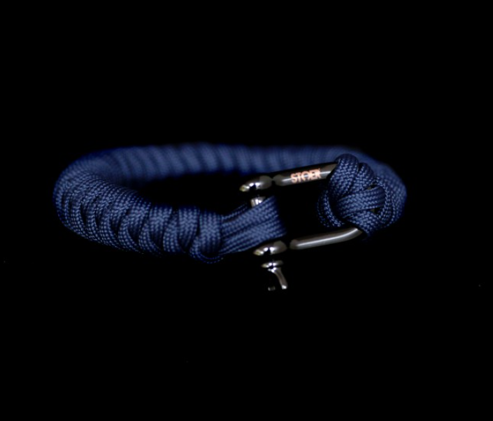 Win een stoere D shackle blauwe armband!
