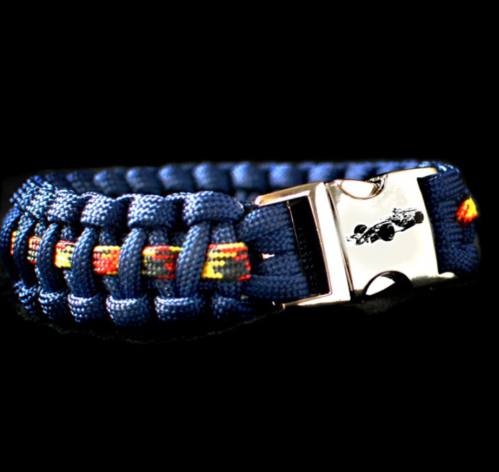 Win een stoere Paracord Formule 1 blauw met bies armband!
